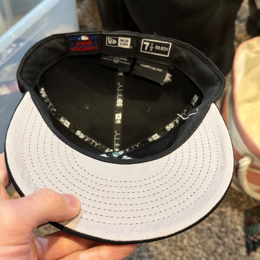 New Era Black Chicago White Sox Embroidered Cap - Picture 2 of 3